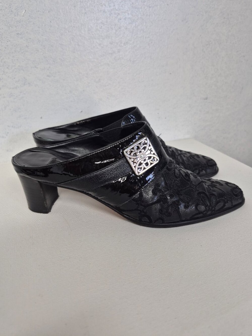 BRIGHTON Tile Women's Size 8 Black Leather Embroidered Mules Heel MADE IN BRAZIL